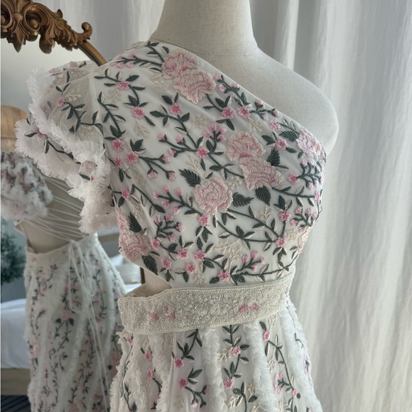 MAC DUGGAL Floral Embroidered Ruffle One-Shoulder Gown in Ivory Size US 6 - Picture 14 of 16